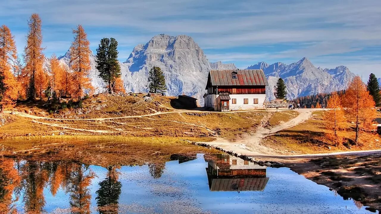 Lago Federa e Rifugio Palmieri con i larici autunnali ai piedi della Croda da Lago
