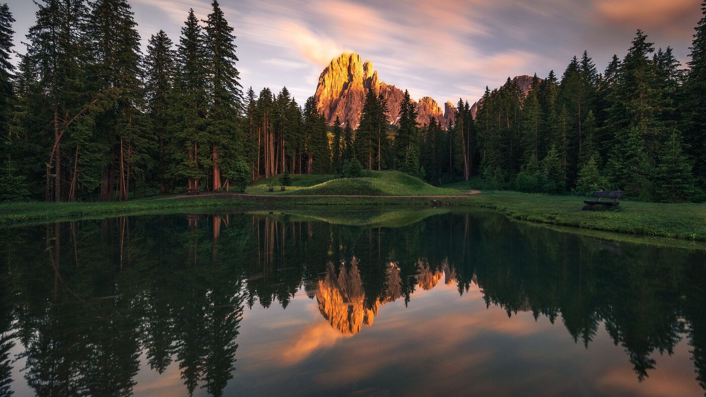 Il biotopo di Monte Pana al tramonto con il Sassolungo che si specchia nell'acqua