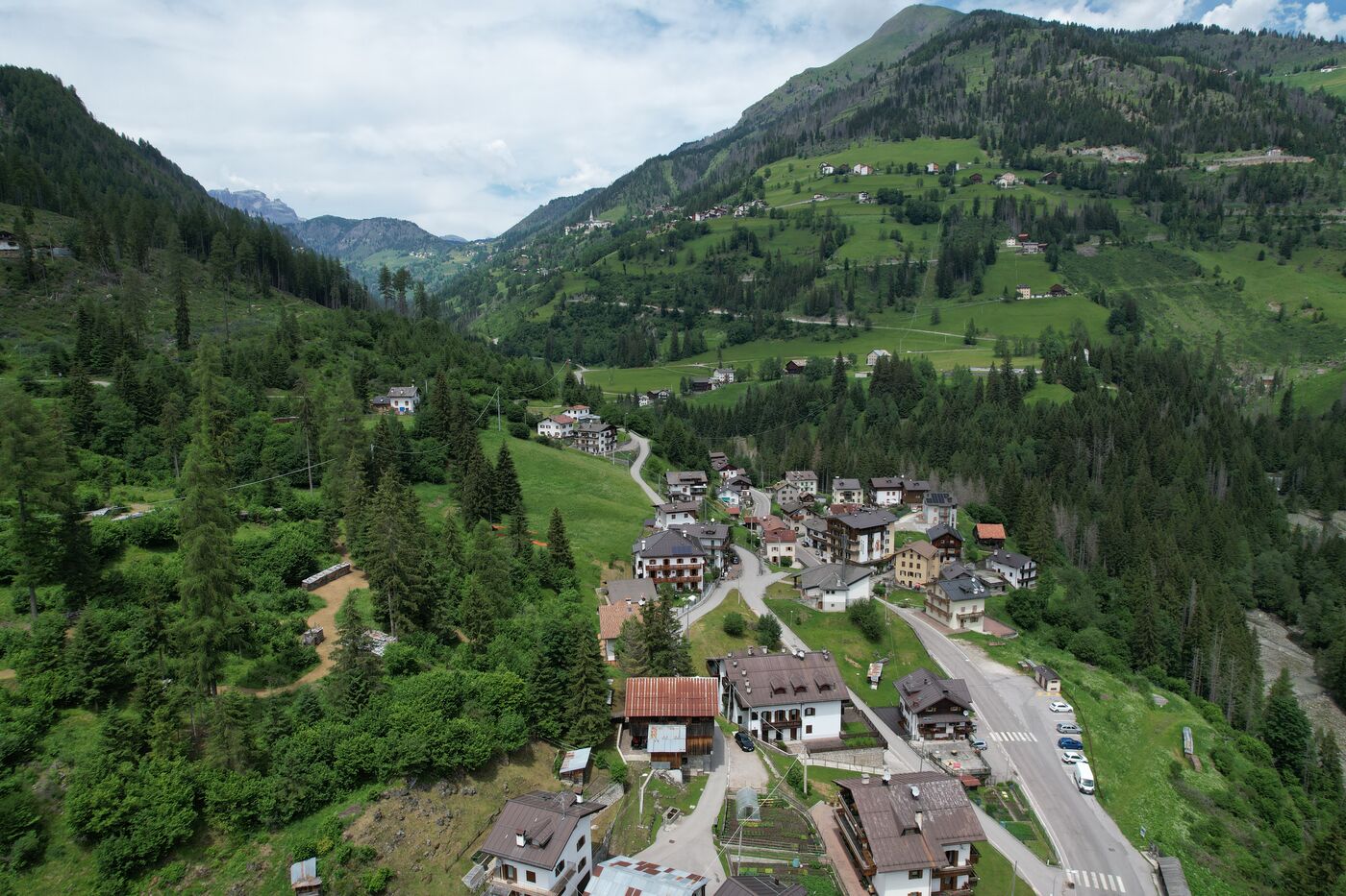 Panoramica aerea della vallata e delle Dolomiti