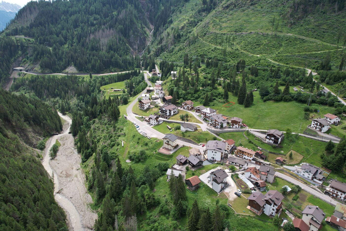 Veduta aerea di Digonera lungo il torrente Cordevole