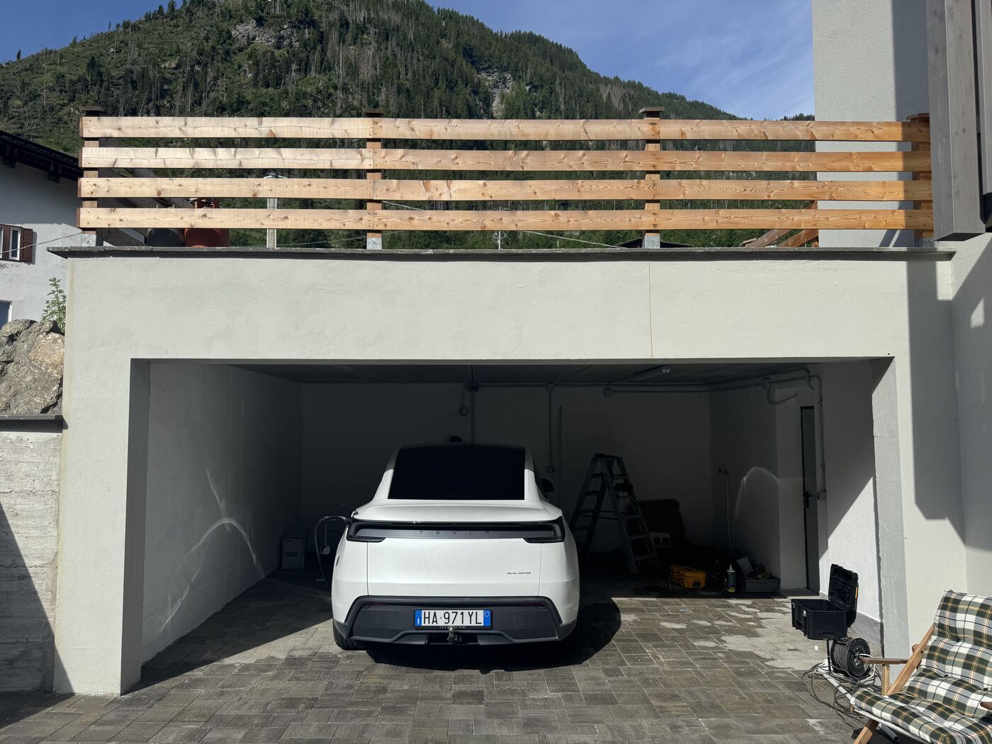 Auto elettrica in ricarica nel garage coperto
