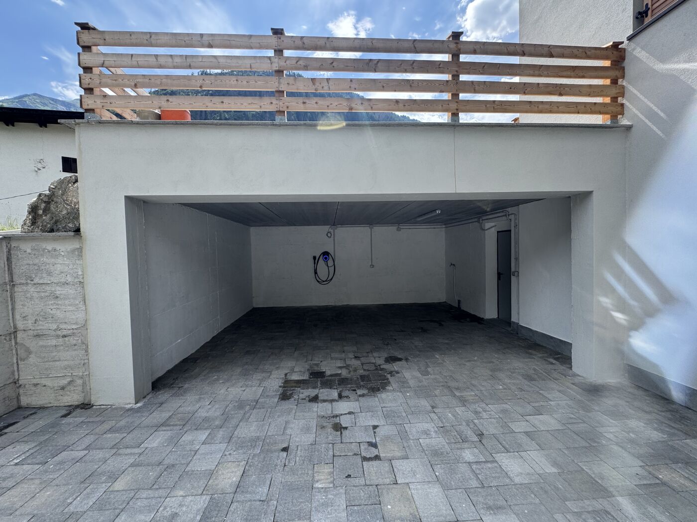 Garage coperto con presa di ricarica per auto elettriche
