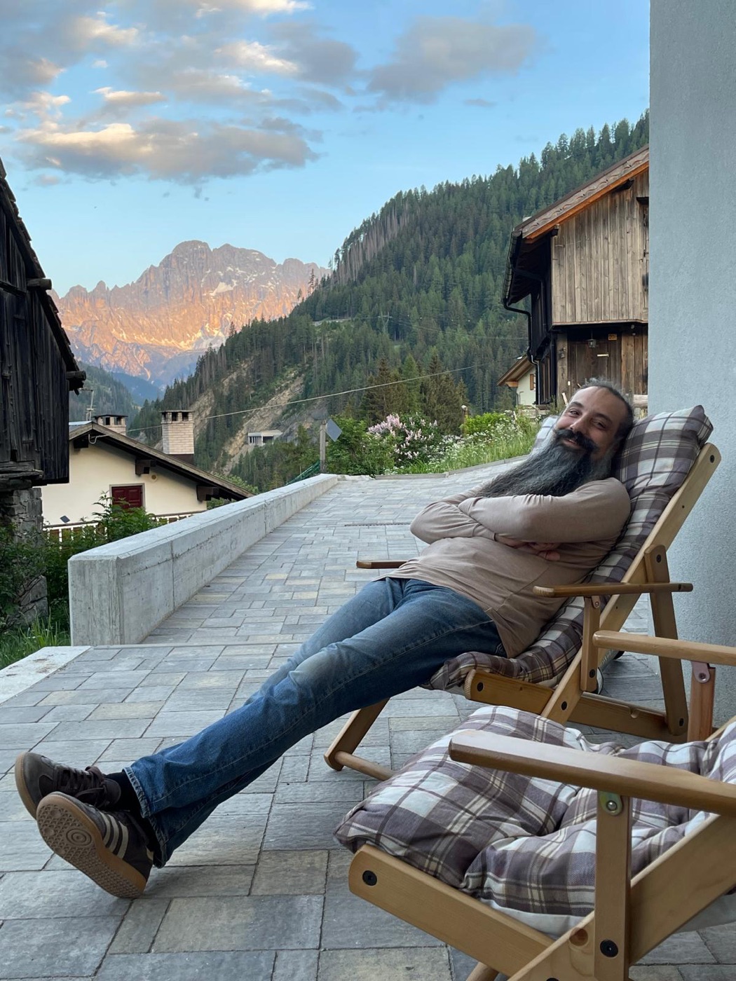 Relax in terrazza al tramonto con vista sul Civetta