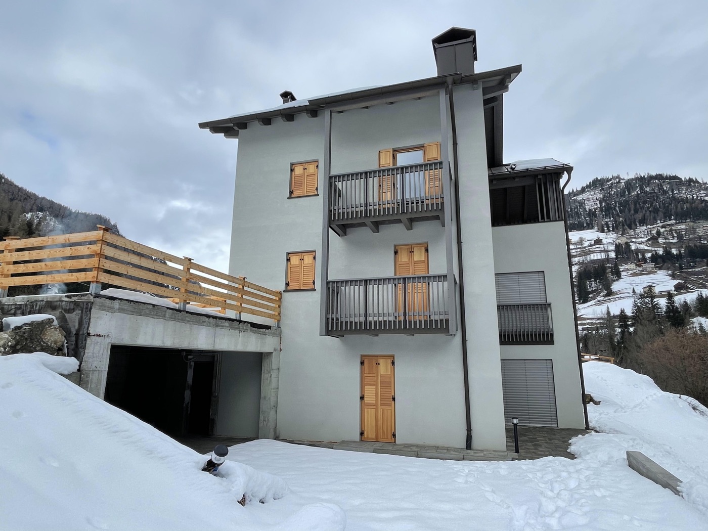L'edificio di Digonera Apartments in bioedilizia, in inverno