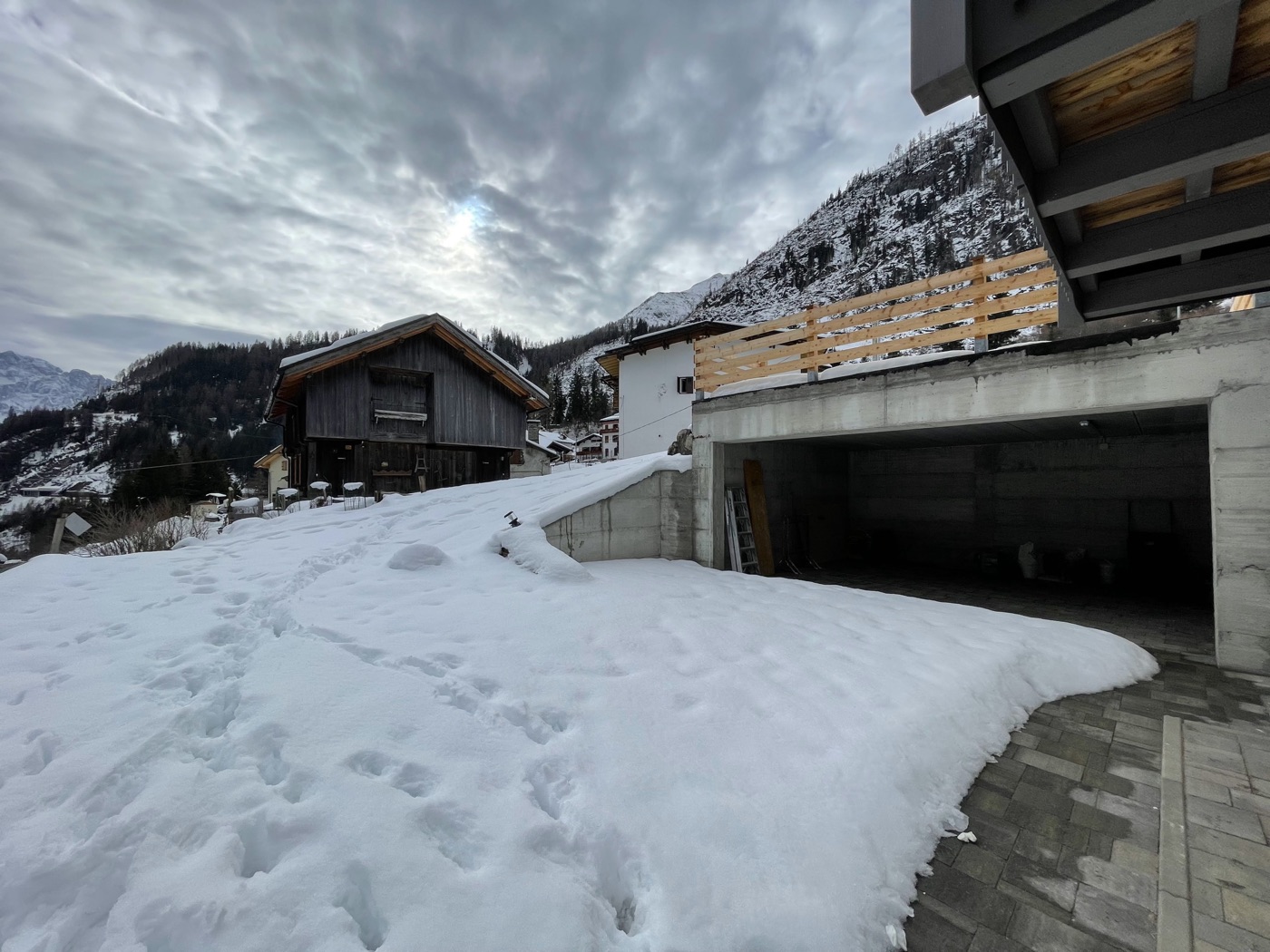 Esterno dell'appartamento con la neve