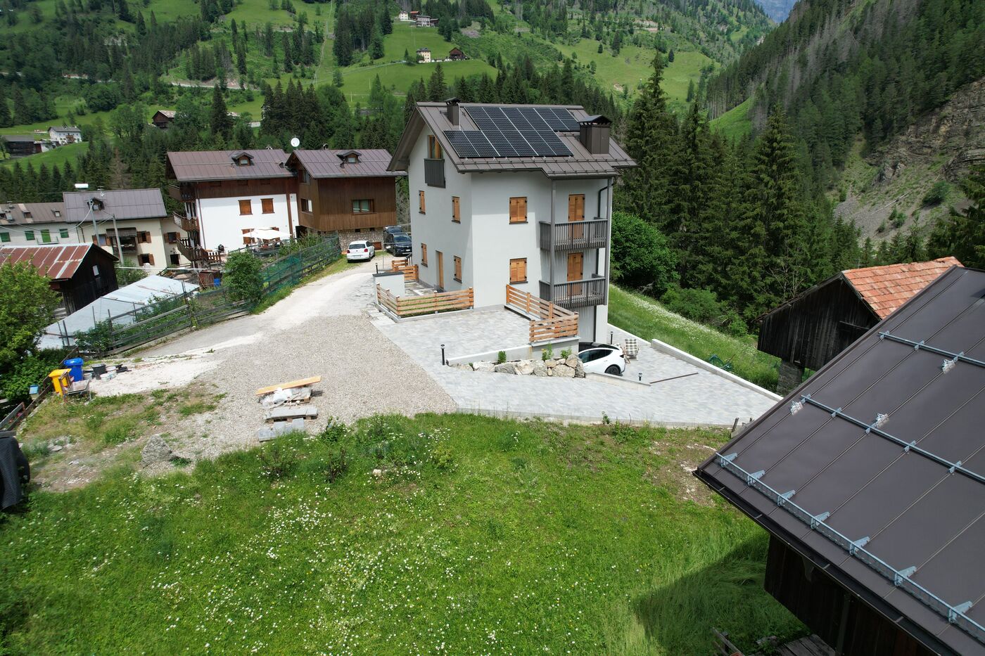 L'edificio di Digonera Apartments dall'alto, tra le case della frazione