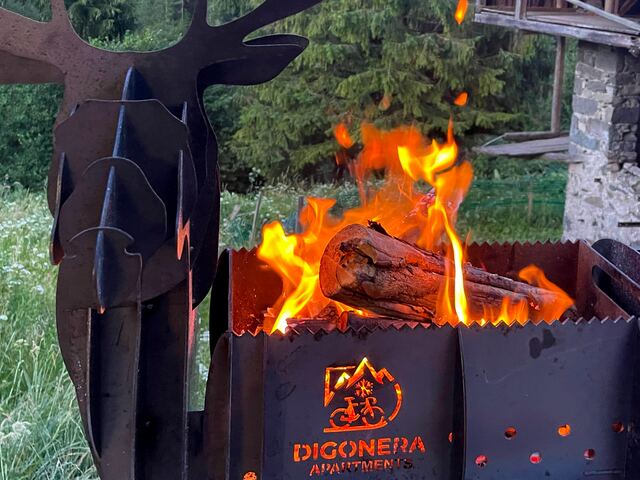 Il barbecue a forma di cervo con il logo Digonera, acceso per la grigliata