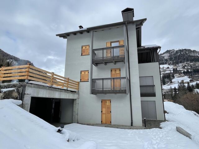 L'edificio di Digonera Apartments in bioedilizia, in inverno