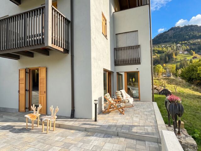 Il lato della casa con il patio esclusivo e le sdraio, affacciato sul verde di Digonera