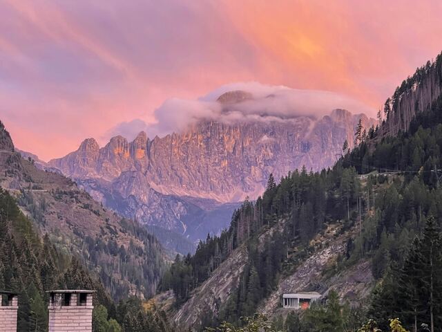 Il Monte Civetta illuminato dal tramonto, visto da Digonera