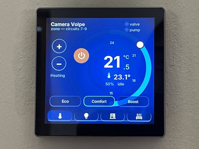 Pannello domotico per la regolazione del clima della camera