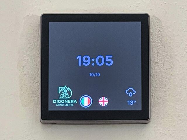 Il pannello touch della domotica con il logo Digonera, ora e meteo