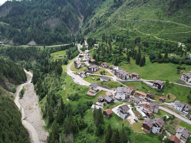 Veduta aerea di Digonera lungo il torrente Cordevole