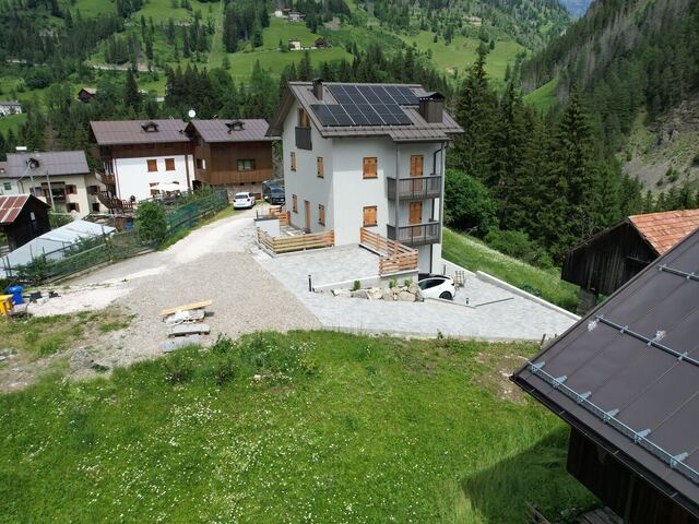 L'edificio di Digonera Apartments dall'alto, tra le case della frazione