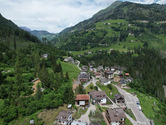 Panoramica aerea della vallata e delle Dolomiti